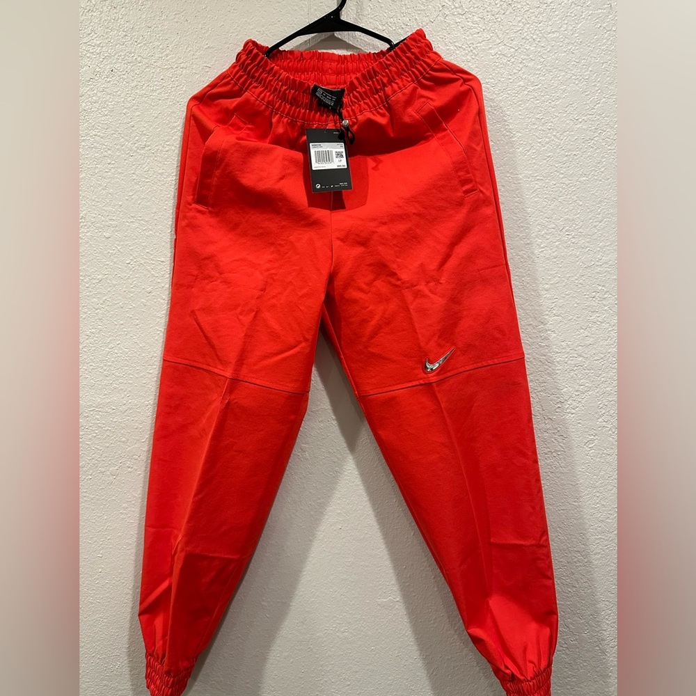 Nike Womens red cargo spctas.